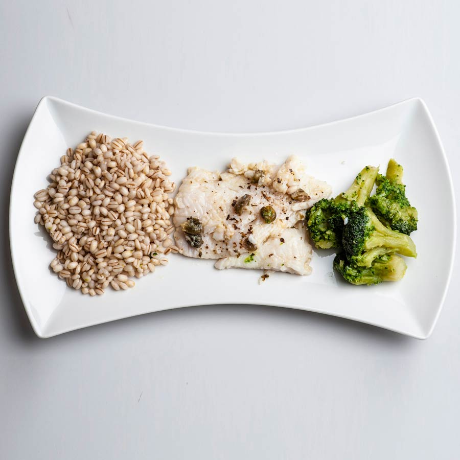 Filetti di platessa, capperi, broccoletti, orzo e limone