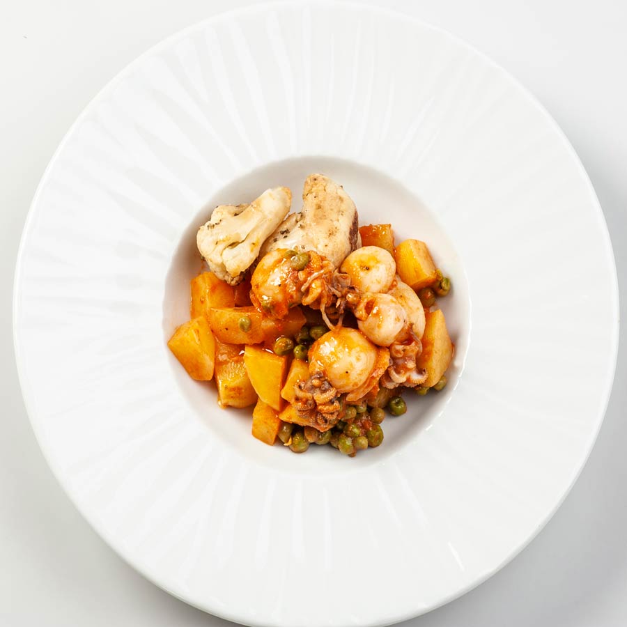 Seppioline, piselli, pomodorini, patate, cavolfiori e maggiorana