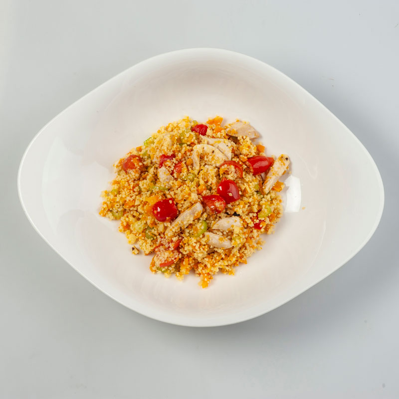 Insalata di pollo, cous cous, sedano, carote croccanti, pomodorini e mandorle tostate
